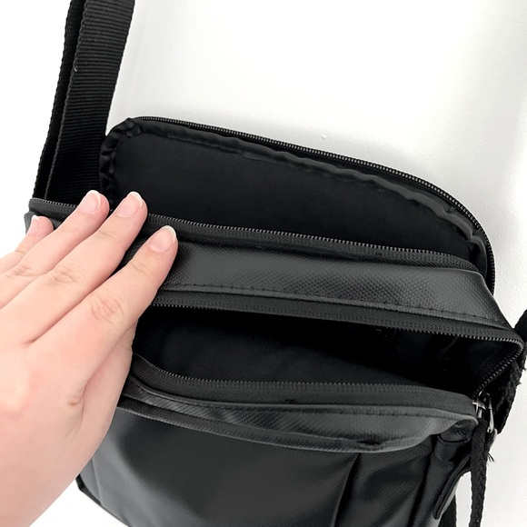 Bench - Shoulder Crossbody Bag - Picture 4 of 6